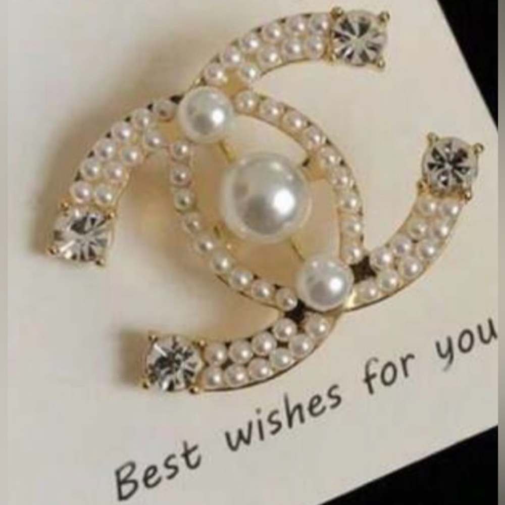 Designer brooch jewelry gold silver pearl pin Chanel double C bag charm purse CC